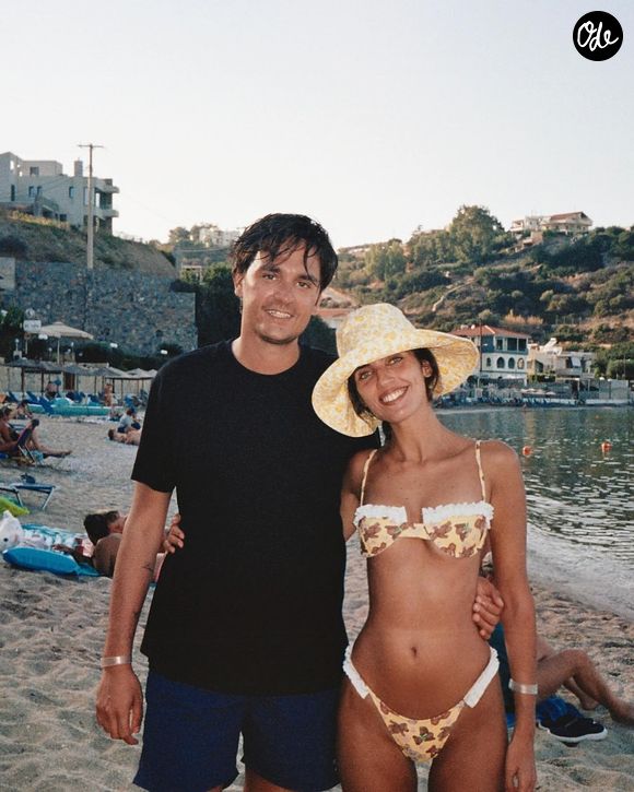 Pour cet événement baptisé "Soirée Summer Vibes", programmé ce mercredi 29 juillet 2026, la créatrice a mis les petits plats dans les grands avec un décor carte postale. 

Alain-Fabien Delon officialise son couple avec Laura Bensadoun sur Instagram.