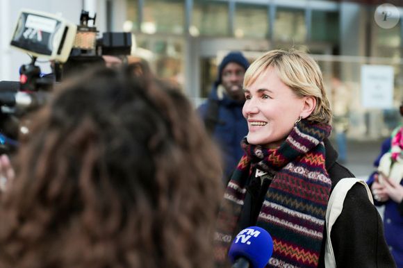 Judith Godrèche parle à la presse à son arrivée au tribunal judiciaire de Paris pour soutenir Adèle Haenel, où a été rendu ce lundi le jugement du réalisateur Christophe Ruggia pour accusation d'agressions sexuelles sur mineures, dont l'actrice Adèle Haenel alors âgée entre 12 et 14 ans au moment des faits, à Paris, France, le 3 février 2025. © Yoann Ouahcene/Bestimage