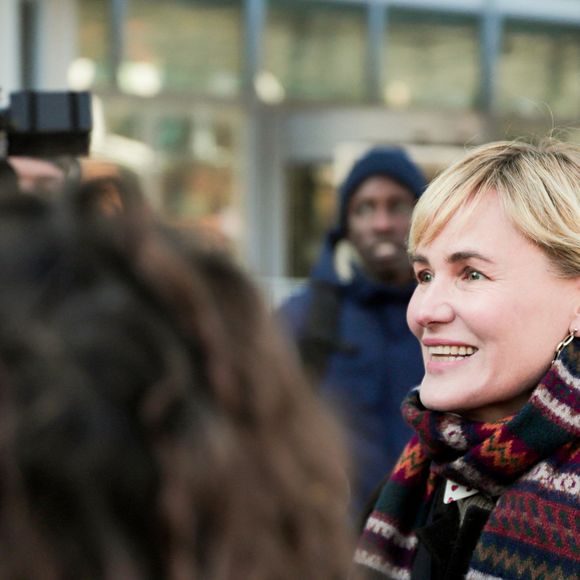 Judith Godrèche parle à la presse à son arrivée au tribunal judiciaire de Paris pour soutenir Adèle Haenel, où a été rendu ce lundi le jugement du réalisateur Christophe Ruggia pour accusation d'agressions sexuelles sur mineures, dont l'actrice Adèle Haenel alors âgée entre 12 et 14 ans au moment des faits, à Paris, France, le 3 février 2025. © Yoann Ouahcene/Bestimage