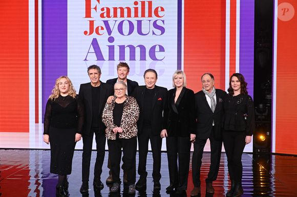 Exclusif - Michel Drucker entouré par Marilou Berry, Julien Clerc, Josiane Balasko, Geremy Credeville, Chantal Ladesou, Michel Ansault et Clemence Ansault en backstage de l'enregistrement de l'émission "Famille je vous aime" présentée par M.Drucker et qui sera diffusée le 29 décembre sur France 3, au studio Rive gauche, à Paris, France, le 2 décembre 2025. © Gaffiot-Perusseau/Bestimage