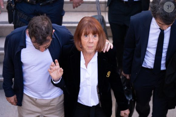 Gisèle Pelicot quitte la cour d'appel à la fin du troisième jour du procès en appel de l'un des co-accusés dans l'affaire dite du viol de Mazan à Nîmes, France, le 8 octobre 2025. Photo par Laurent Coust/ABACAPRESS.COM