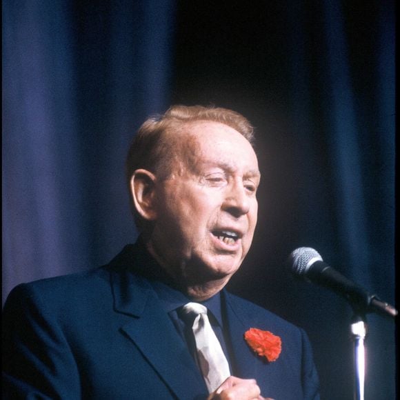 Mais aussi que "L’État, représenté par le Préfet des Bouches-du-Rhône, soutient également le projet". L’occasion de remettre en scène l’univers fantasque du grand mélodiste du XXème siècle", rappellent nos confrères. 

Archives - Charles Trenet sur scène en concert pour son jubilé