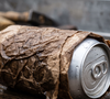 Il faut ensuite placer la boisson enveloppée au réfrigérateur ou au congélateur.

Photo d'illustration -  "C’est la méthode la plus rapide" : L’astuce ultime pour rafraîchir une canette en quelques secondes cet été