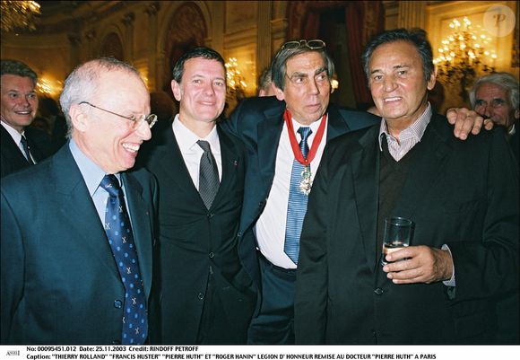 Thierry Roland, Francis Huster, Pierre Huth et Roger Hanin à la remise de la légion d'honneur au docteur Pierre Huth à Paris en 2003.