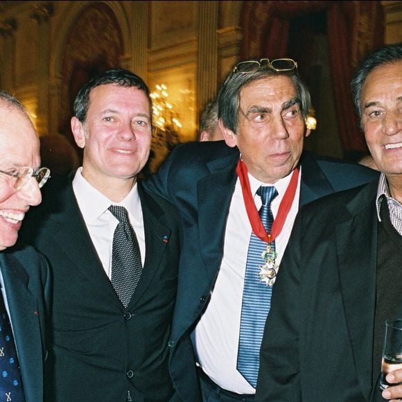 Thierry Roland, Francis Huster, Pierre Huth et Roger Hanin à la remise de la légion d'honneur au docteur Pierre Huth à Paris en 2003.