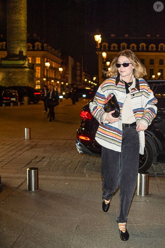 Gigi Hadid à la sortie de l’hôtel Royal Monceau - Raffles Paris pour se rendre à une séance d'essayage en marge de la Fashion Week de Paris (PFW), à Paris, France, le 5 mars 2025. © Yehiel Chekroune/Bestimage