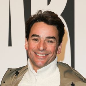 Pour décompresser après une année de direct, Julian Bugier a choisi l'air pur, la nature sauvage et l'effort physique intense. Le présentateur de France 2 a posé ses valises dans la magnifique région des Abruzzes, au centre de l'Italie.

Julian Bugier - Avant-première du film "Marty Supreme" au Grand Rex à Paris. © Coadic Guirec/Bestimage