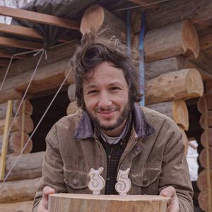 Vianney travaille sur la construction de sa cabane. Photo Instagram