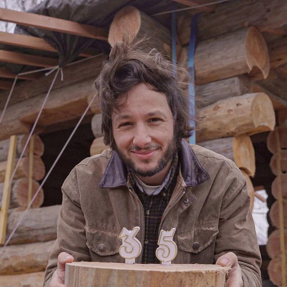 Vianney travaille sur la construction de sa cabane. Photo Instagram