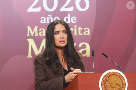 Connue pour Desperado et Frida, elle impose une présence charismatique et lumineuse, sur tapis rouge comme dans la vie quotidienne.

Le 15 février 2026, Mexico, Munich, Mexique : L'actrice et productrice mexicaine Salma Hayek prend la parole lors de l'annonce de mesures incitatives pour l'industrie cinématographique et audiovisuelle au Palais national, le 15 février 2026 à Mexico City, Mexique. (Credit Image : © Carlos Santiago/Alto Press via ZUMA Press / Bestimage)