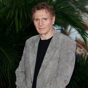 Pamela Anderson et Liam Neeson - Première du film "The Naked Gun" au Cineworld Leicester Square à Londres, le 22 juillet 2025.  

Photo : Backgrid UK/ Bestimage