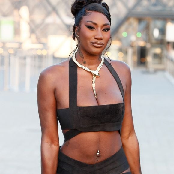 Entre rééquilibrage alimentaire, hydratation et sommeil, la star écoute d'abord son corps.

Aya Nakamura - Photocall de la soirée Lancome X Louvre lors de la Fashion week de Paris, dans la cour du musée du Louvre, le 26 septembre 2023. 

© Christophe Clovis/Bestimage