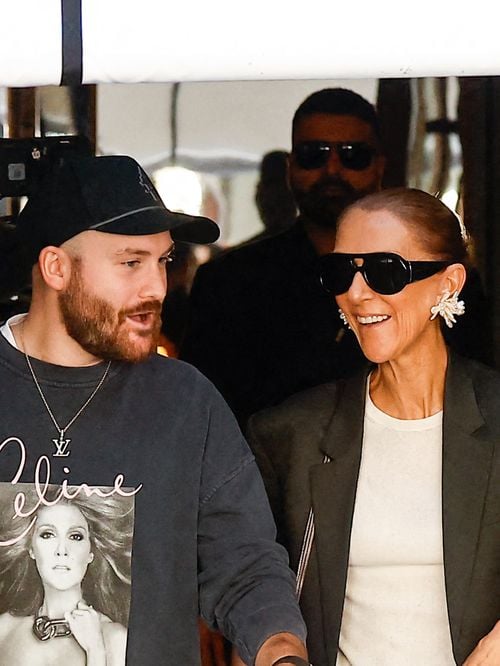 "J'ai déjà la larme à l'œil" : entourée de ses 3 fils et d'une quarantaine de membres de sa famille, Céline Dion retrouve la scène à Paris après 6 ans d'absence