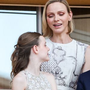 La princesse Charlène de Monaco et la princesse Gabriella de Monaco, comtesse de Carladès au balcon du Palais princier lors de la célébration de la fête de la Saint Jean sur la Place du Palais princier de Monaco, le 23 juin 2026. La Saint Jean est à l'origine une fête païenne puis chrétienne. Pour les païens, c'était une fête qui célébrait les moissons. Une fois christianisée, cette fête est devenue celle du solstice d'été et donc la fête de la lumière. © Claudia Albuquerque/Bestimage