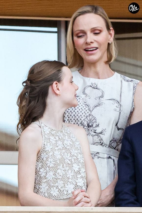 La princesse Charlène de Monaco et la princesse Gabriella de Monaco, comtesse de Carladès au balcon du Palais princier lors de la célébration de la fête de la Saint Jean sur la Place du Palais princier de Monaco, le 23 juin 2026. La Saint Jean est à l'origine une fête païenne puis chrétienne. Pour les païens, c'était une fête qui célébrait les moissons. Une fois christianisée, cette fête est devenue celle du solstice d'été et donc la fête de la lumière. © Claudia Albuquerque/Bestimage