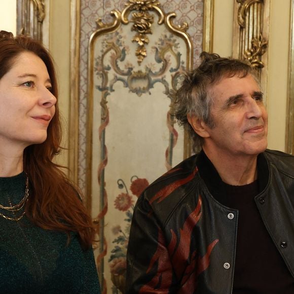 Dans leur nouvelle maison, il n’aura désormais qu’un piano électrique.

Helene Gremillon, Julien Clerc lors de la nomination de Stéphane Bern comme Pape du Patrimoine lors de la Saint Clément au restaurant Alain Ducasse Baccarat, à Paris, France, le 20 novembre 2025. © Denis Guignebourg/Bestimage