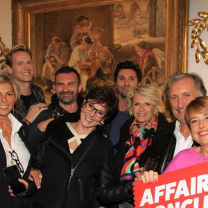 Très sollicitée, Valentine passe moins de temps avec sa mère, ce que Sophie Davant regrette.

Caroline Margeridon, Sophie Davant, sa fille Valentine et les acheteurs d'"Affaire Conclue" lors de la Fête des puces de St Ouen au marché Biron avec les acheteurs de l'émission "Affaire conclue", le 6 octobre 2022.

© Philippe Baldini / Bestimage