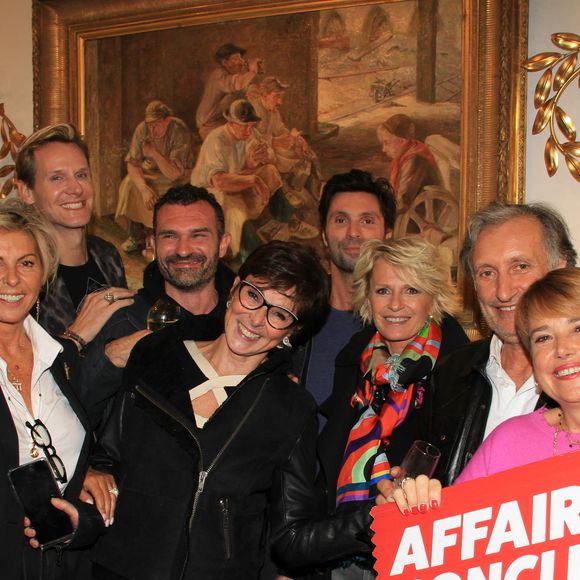 Très sollicitée, Valentine passe moins de temps avec sa mère, ce que Sophie Davant regrette.

Caroline Margeridon, Sophie Davant, sa fille Valentine et les acheteurs d'"Affaire Conclue" lors de la Fête des puces de St Ouen au marché Biron avec les acheteurs de l'émission "Affaire conclue", le 6 octobre 2022.

© Philippe Baldini / Bestimage