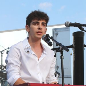 Exclusif - Léon Hesby, le fils de Patrick Bruel, se produit pour la première fois sur scène en France, au festival des Sables-d'Olonne, le 26 juin 2026. En première partie de Marine Delplace, gagnante de la Star Academy (S12), le jeune musicien de 20 ans a chanté un titre en anglais, remportant un franc succès, sous le regard de sa mère, Amanda Sthers. © Noël Carrier / Bestimage