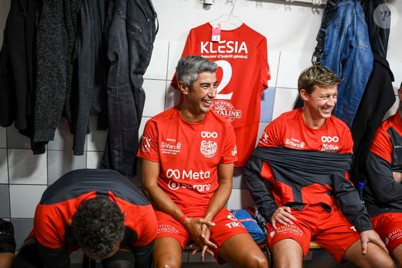 "Je suis devenu journaliste parce que je me suis cassé la jambe. Je coupe tout de suite, je n’ai pas raté une carrière professionnelle à cause de ça."

Exclusif - Smaïl Bouabdellah - Vestiaire du match de football caritatif entre le Variétés Club de France contre l'équipe de France des Parlementaires au profit de l'association "e-Enfance" au stade Emile Anthoine à Paris le 28 septembre 2022. © Pierre Perusseau/Bestimage