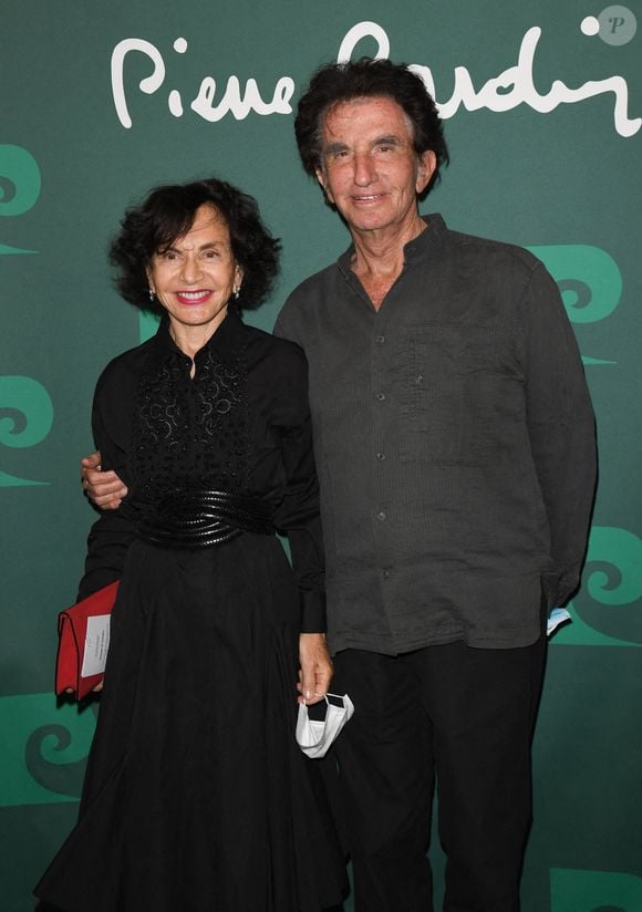 Selon nos confrères du Monde, Jack Lang et sa femme Monique y passeraient tous leurs étés depuis plusieurs années.

Jack Lang et sa femme Monique à une soirée en l'honneur de Pierre Cardin à l'occasion des 70 ans de sa maison de couture, au théâtre du Châtelet à Paris, le 21 septembre 2020. 

Photo : Coadic Guirec / Bestimage