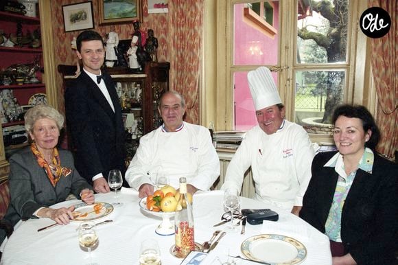 Archives - Paul Bocuse, sa femme Simone et Roger Jaloux (Chef cuisinier) dans le restaurant a Collonges-au-Mont-d'Or. Le 2 decembre 2001 JEAN-CLAUDE WOESTELANDT / BESTIMAGE