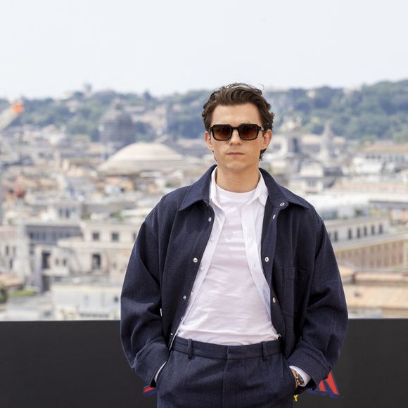 Cette touchante déclaration d'amour a rapidement fait le tour des réseaux sociaux.

Tom Holland lors du photocall de "Spider-Man: Brand New Day", à Rome, le 23 juin 2026.

© Zuma Press / Bestimage