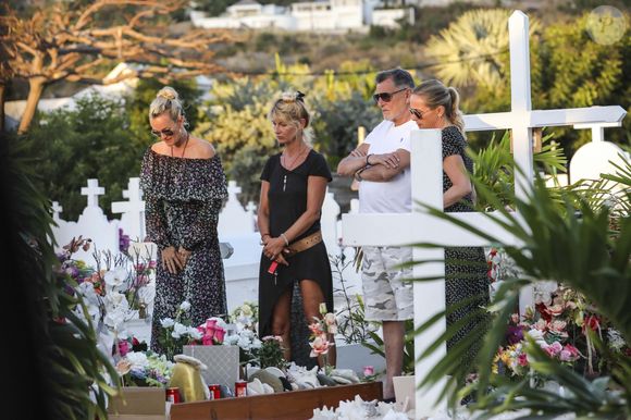 Semi-exclusif  - Laeticia Hallyday, Jean-Claude Camus avec sa fille Isabelle Camus, Marie Poniatowski - Laeticia Hallyday s'est recueillie sur la tombe de J. Hallyday au cimetière de Lorient à Saint-Barthélemy le 24 avril 2018.