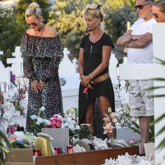 Semi-exclusif  - Laeticia Hallyday, Jean-Claude Camus avec sa fille Isabelle Camus, Marie Poniatowski - Laeticia Hallyday s'est recueillie sur la tombe de J. Hallyday au cimetière de Lorient à Saint-Barthélemy le 24 avril 2018.