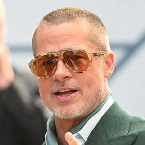 Brad Pitt s'est confié à cœur ouvert dans le podcast "Armchair Expert" de l'acteur Dax Shepard.

 Brad Pitt assiste à la première européenne de "F1 The Movie" au Cineworld, Leicester Square à Londres.

Photo : Backgrid UK/ Bestimage