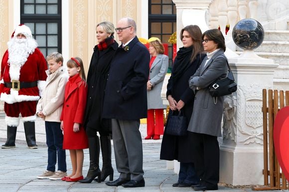 Comme le veut la coutume, il a publié une vidéo dans laquelle il souhaite ses meilleurs voeux à ses sujets à l'occasion du passage à l'année 2025. 

Le prince Jacques de Monaco, marquis des Baux, La princesse Gabriella de Monaco, comtesse de Carladès, La princesse Charlène de Monaco, Le prince Albert II de Monaco, La princesse Stéphanie de Monaco, Camille Gottlieb - La famille princière de Monaco offre les traditionnels cadeaux de Noël aux enfants monégasques dans la Cour du Palais Princier, le 18 décembre 2024. 

© Claudia Albuquerque / Bestimage