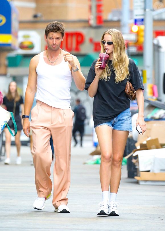 Patrick Schwarzenegger et  Abby Champion partagent un smoothie lors d'une balade dans Soho à New York, Etats-Unis le 12 Août 2022. (Backgrid USA / Bestimage).
