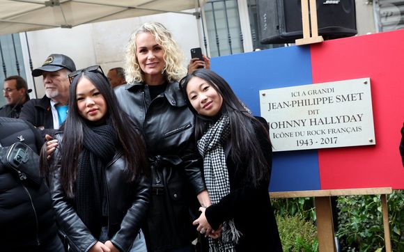 Laeticia Hallyday, ses filles Joy et Jade lors de l'inauguration d'une plaque commémorative en hommage à Johnny Hallyday devant l'immeuble où le chanteur français a grandi dans le 9ème arrondissement de Paris, France, le 22 décembre 2023. © Dominique Jacovides/Bestimage
