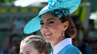 Dans certaines situations, la princesse Charlotte peine à se contenir... comme sa mère Kate Middleton ! La preuve en photos