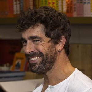 Exclusif - Agustin Galiana lors du lancement et la dédicace de son livre "Un homme debout" au Drugstore à Paris le 9 octobre 2025. © Vincenzo Arnone / Bestimage