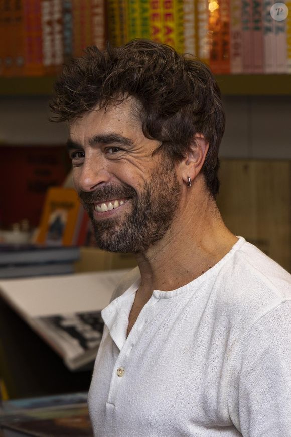 Exclusif - Agustin Galiana lors du lancement et la dédicace de son livre "Un homme debout" au Drugstore à Paris le 9 octobre 2025. © Vincenzo Arnone / Bestimage