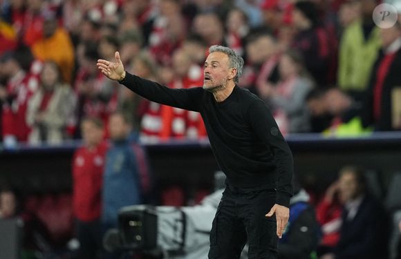Le 6 mai 2026, Munich, Aarhus, Allemagne : LUIS ENRIQUE du FC Paris Saint-Germain regarde la demi-finale de l'UEFA Champions League : Bayern Munich et PSG. (Credit Image : © Ulrik Pedersen/ZUMA Press Wire)