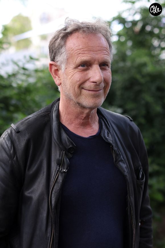 L'acteur Charles Berling lors d'une réunion de campagne électorale sur le thème Construire le Front Populaire, à Montreuil, le 17 juin 2024. 

© Stéphane Lemouton / Bestimage