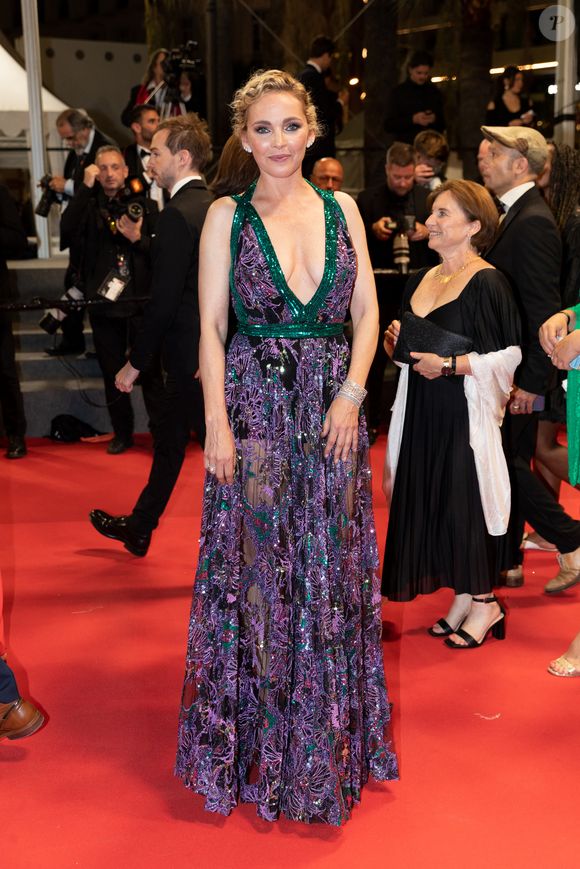 Claire Keim (Charlotte Tilbury pour le maquillage, Dessange pour la coiffure, Bijoux Boucheron, Robe Elie Saab, Chaussures Jimmy Choo) - Montée des marches du film « Stars At Noon » lors du 75ème Festival International du Film de Cannes. Le 25 mai 2022
© Cyril Moreau / Bestimage