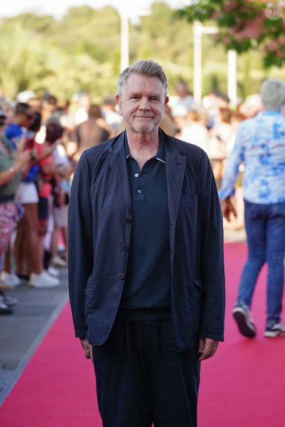 Il affirme que cette organisation, pourtant controversée, l’a aidé à sortir de la drogue et à se reconstruire.

Xavier Deluc - Festival "Les Hérault du Cinéma et de la Télé 2025" au Cap d'Agde le 21 juin 2025. © Anne-Sophie Guebey/Bestimage