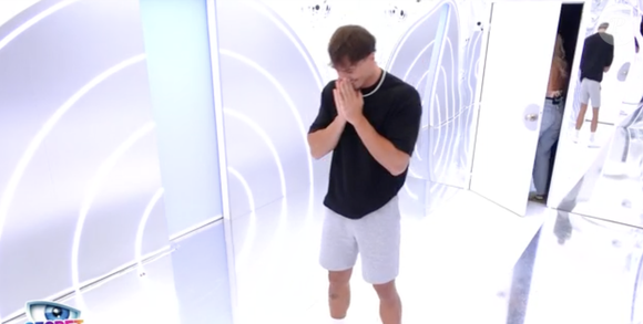 Non seulement le candidat s'est fait avoir par La Voix jusqu'au dernier moment mais en plus, il a hérité de deux défis pour son aventure

Damien, nouveau candidat de "Secret Story"