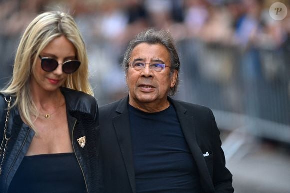 Isaure Le Faou et son compagnon Laurent Voulzy assistent aux obsèques de Thierry Ardisson à l'église Saint Roch à Paris, France, le 17 juillet 2025. Photo par Franck Castel/Abaca