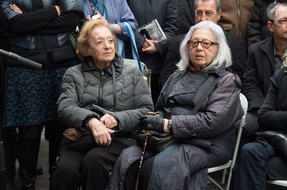 Ce que beaucoup ignorent, c'est que le chanteur a deux soeurs : Jacqueline, l'aînée et Liliane, qui était sa jumelle.

Jacqueline Gainsbourg et Liliane Gainsbourg (soeurs de Serge Gainsbourg) - Cérémonie d'inauguration de la plaque commémorative en l'honneur de Serge Gainsbourg, au 11 bis Rue Chaptal (où le chanteur passa une partie de son enfance), à Paris. Le 10 Mars 2016. © AGENCE / BESTIMAGE