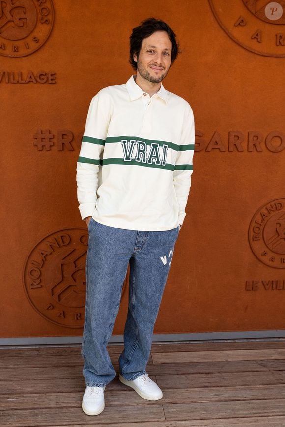 À Roland-Garros, il a surtout mis en avant sa marque de vêtements Vrai.

Vianney au village lors des Internationaux de France de Tennis de Roland Garros 2026, à Paris, le 28 mai 2026.

© Jacovides / Moreau / Bestimage
