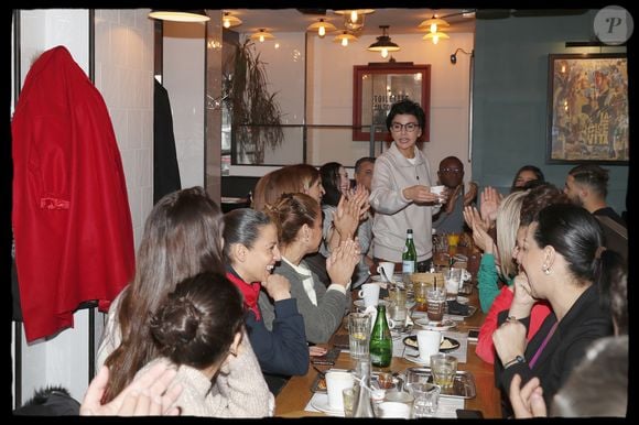 Exclusif - Rachida Dati avec sa famille et ses proches lors d'un brunch familial à la brasserie Le Comptoir Principal dans le 15ème arrondissement à Paris le 26 janvier 2020. Ses cinq sœurs Fatiha, Nadia, Malika, Noura, Najat et son frère étaient présents. En bas à gauche de l'image, sa fille Zohra de dos.
© Alain Guizard / Bestimage