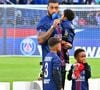 Presnel Kimpembe et ses fils Kayis et Kahil - Le vibrant hommage du Parc des Princes pour Kimpembe, en larmes après son départ du PSG à la fin match de football de Ligue 1 McDonald's opposant le Paris Saint-Germain (PSG) (2-0) au RC Lens à Parisle 14 septembre 2025. Le défenseur français Presnel Kimpembe, qui a quitté son club formateur pour rejoindre le Qatar SC, a reçu un hommage de la part des supporters parisiens. © Christian Liewig/Bestimage