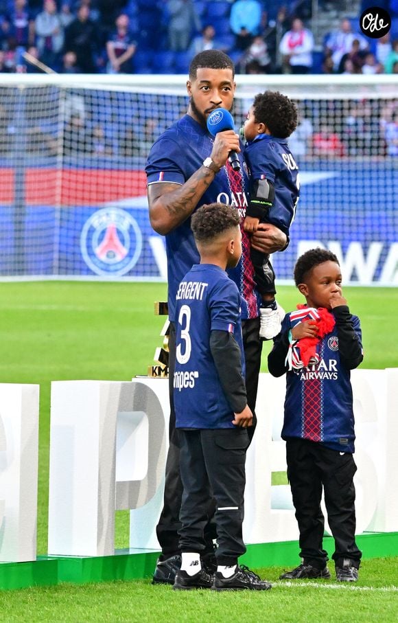Presnel Kimpembe et ses fils Kayis et Kahil - Le vibrant hommage du Parc des Princes pour Kimpembe, en larmes après son départ du PSG à la fin match de football de Ligue 1 McDonald's opposant le Paris Saint-Germain (PSG) (2-0) au RC Lens à Parisle 14 septembre 2025. Le défenseur français Presnel Kimpembe, qui a quitté son club formateur pour rejoindre le Qatar SC, a reçu un hommage de la part des supporters parisiens. © Christian Liewig/Bestimage