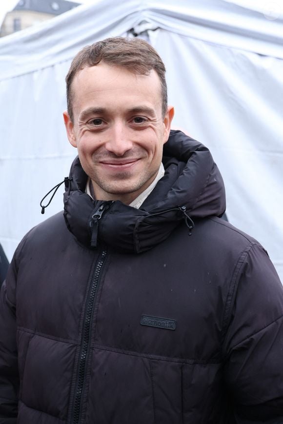 Trois jours après sa libération d'une prison au Danemark où il aura séjourné 5 mois, le capitaine Paul Watson célèbre sa remise en liberté sur la place de la République à Paris en compagnie de Lamya Essemlali et Hugo Clément. Paris, le 21 décembre 2024.
© Denis Guignebourg/Bestimage