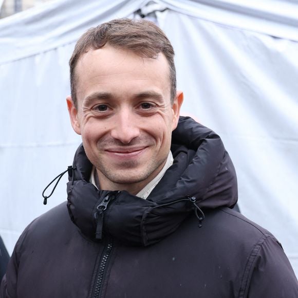 Trois jours après sa libération d'une prison au Danemark où il aura séjourné 5 mois, le capitaine Paul Watson célèbre sa remise en liberté sur la place de la République à Paris en compagnie de Lamya Essemlali et Hugo Clément. Paris, le 21 décembre 2024.
© Denis Guignebourg/Bestimage