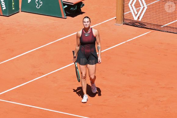 Les internautes ont surtout remarqué son impressionnant collier incrusté de pierres précieuses porté avec sa tenue Nike.

Aryna Sabalenka lors de son match - Internationaux de France de Tennis de Roland Garros 2026 - Jour 03 à Paris, France le 26 Mai 2026.

© Bertrand Rindoff/Bestimage